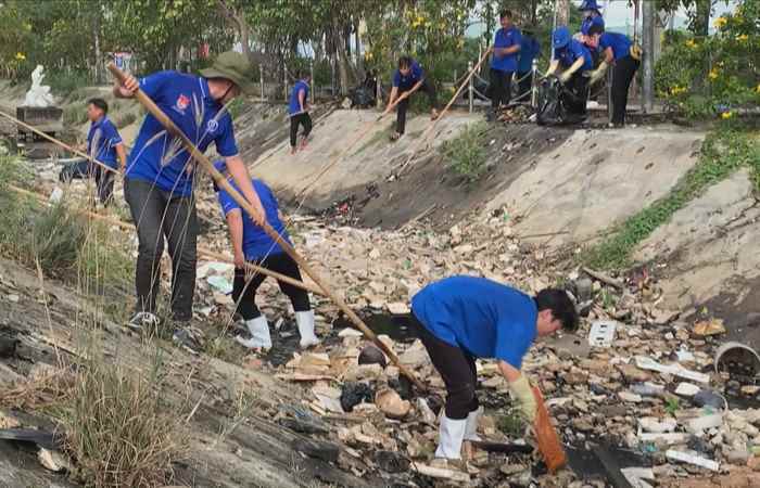 Rác thải sinh hoạt phát sinh nhiều ở các tuyến kênh mương TP.Sóc Trăng (07-06-2025)
